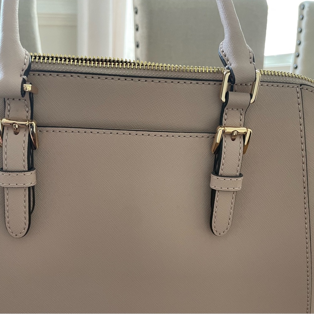 Barely used bag. Looks like new